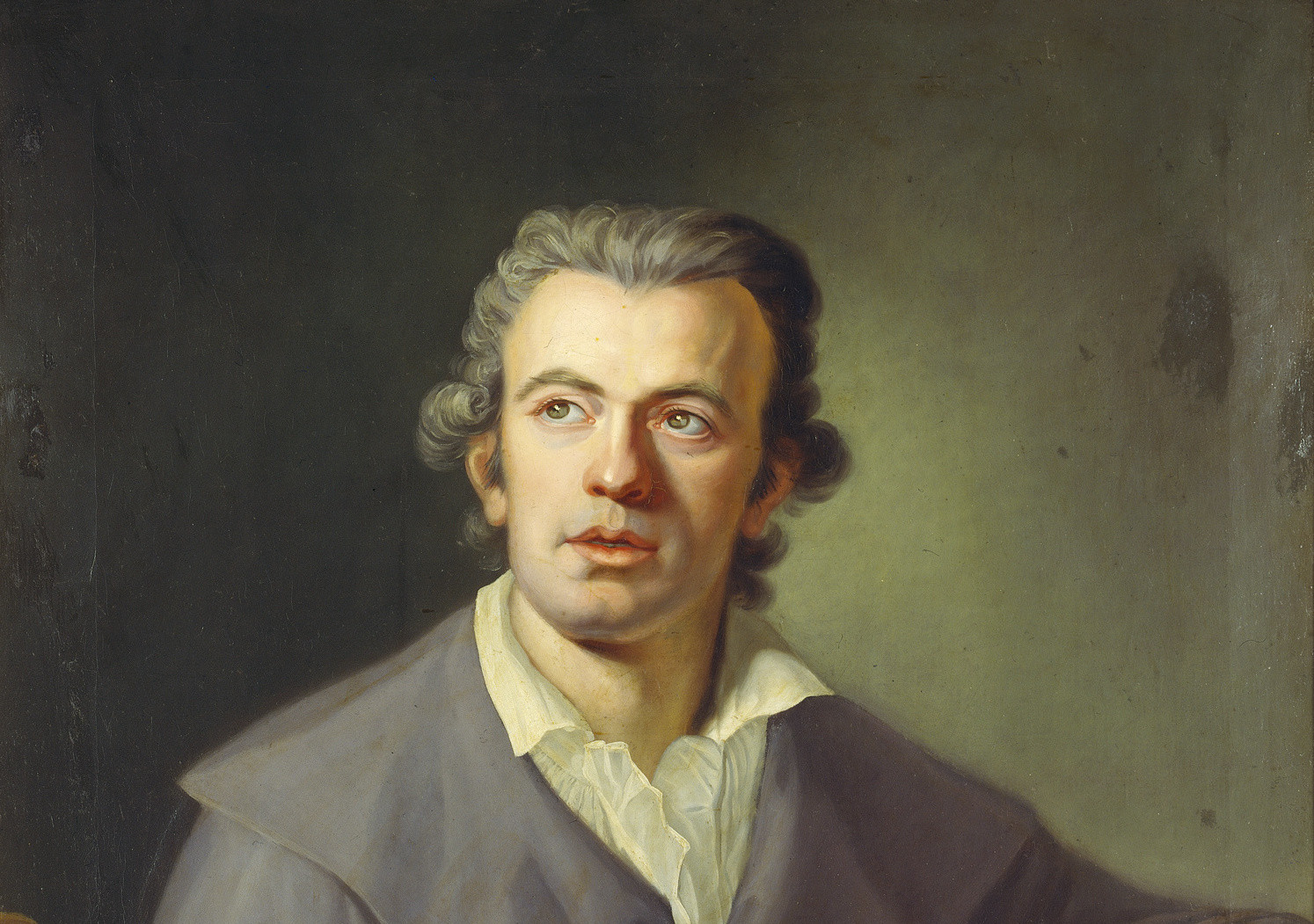 KI generiert: Das Bild zeigt ein historisches Porträt eines Mannes in formeller Kleidung, der an einem Tisch mit einer geöffneten Holzkiste sitzt. Der Mann blickt gedankenverloren zur Seite und hält in seiner Hand einen Schreibfeder.