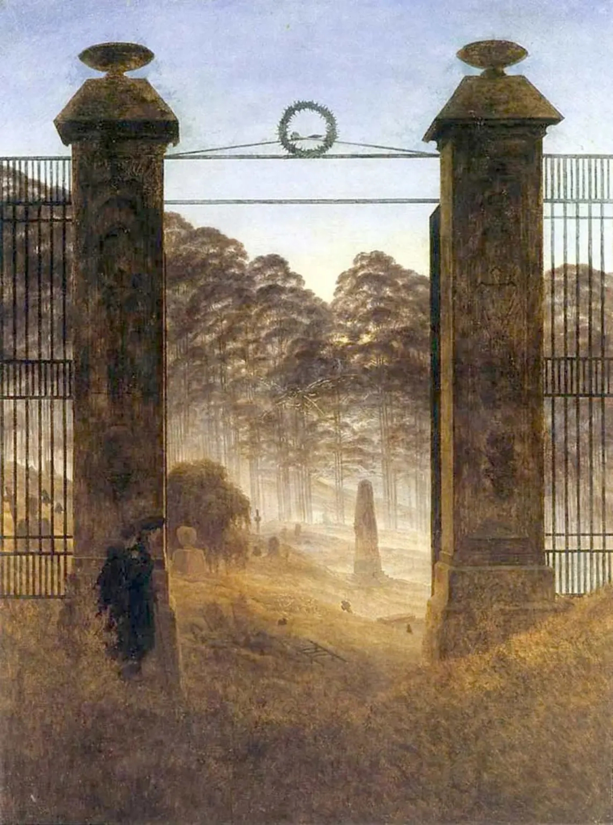 KI generiert: Das Bild zeigt ein großes Tor, das zu einem bewaldeten Friedhof führt, wo eine Obelisk-ähnliche Struktur im Hintergrund zu sehen ist. Eine Gestalt steht vor dem Tor und schaut auf den Friedhof.