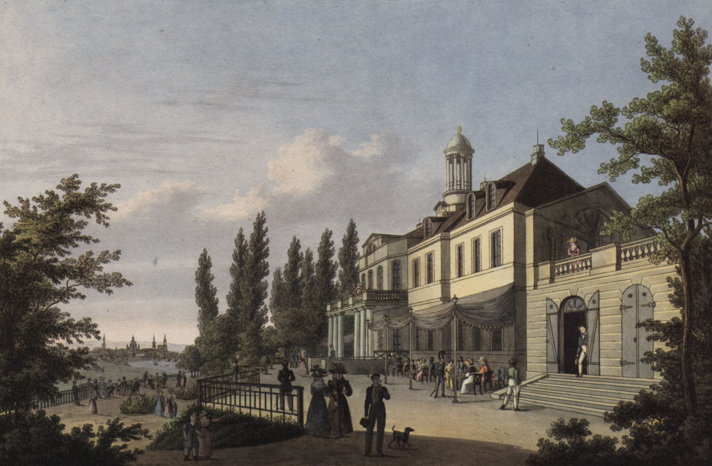 KI generiert: Das Bild zeigt ein historisches Gebäude, umgeben von Menschen, die sich auf einem Weg und im Garten davor aufhalten. Im Hintergrund ist eine Flusslandschaft mit Bäumen und einer Kirchturm-Silhouette zu sehen.